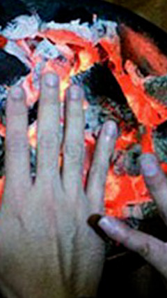 Tại sao đốt than trong phòng kín để sưởi ấm lại nguy hiểm chết người?