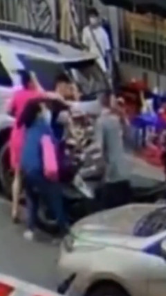 Tài xế ô tô 'hổ báo' hành hung người đi xe máy trước cổng Bênh viện Từ Dũ