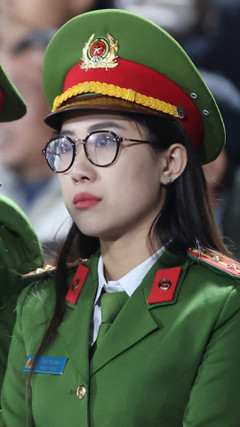 Vẻ đẹp nữ cảnh sát làm nhiệm vụ trận Việt Nam - Indonesia