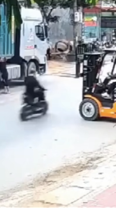 Tài xế xe nâng 'giăng bẫy', người đi xe máy bị hất văng nằm bất động