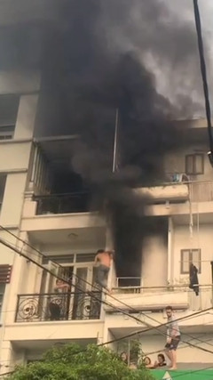Cháy nhà trọ 4 tầng ở TP.HCM, khói đen ngùn ngụt, 2 người tử vong