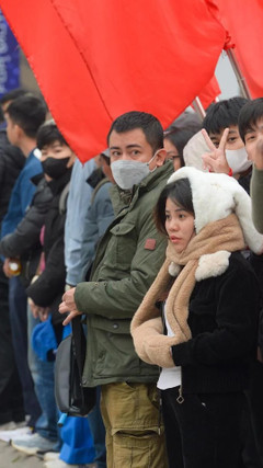 Dòng người ùn ùn đổ về triển lãm Quốc phòng Việt Nam 2024, ngắm xe tăng, tên lửa