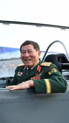 Trung tướng Phạm Tuân ấn tượng máy bay huấn luyện do Việt Nam sản xuất