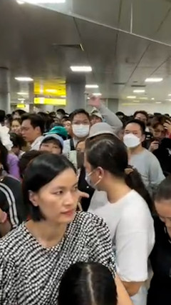 Đông nghịt người xếp hàng chờ trải nghiệm metro Bến Thành - Suối Tiên