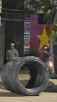 Đứt dây cáp, 4 cuộn thép nặng hàng tấn văng xuống đường ở Hà Nội