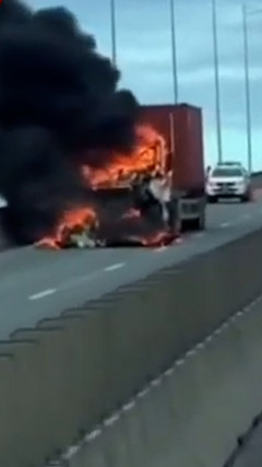 Container bốc cháy ngùn ngụt trên cao tốc TP.HCM - Dầu Giây 