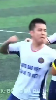 Phẫn nộ hình ảnh cựu tuyển thủ Lê Sỹ Mạnh đuổi đánh, tung cước vào trọng tài 