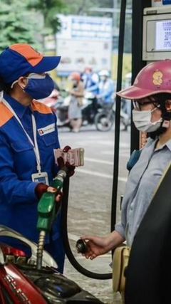 Giá xăng quay đầu giảm hơn 400 đồng/lít