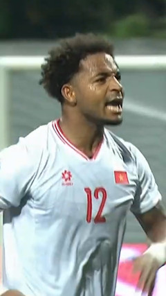 Xuân Son chỉ sai sót của trọng tài, vẫn vui vì tuyển Việt Nam thắng lớn