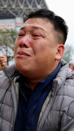 Chen lấn, leo rào mua vé xem bán kết AFF Cup Việt Nam vs Singapore 