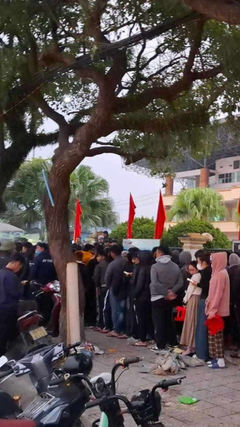 Xếp hàng xuyên đêm chờ mua vé bán kết lượt về Việt Nam - Singapore