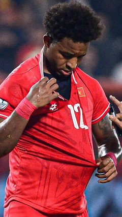 Xuân Son bị kéo rách toạc áo, trọng tài check VAR cho tuyển Việt Nam hưởng 11m