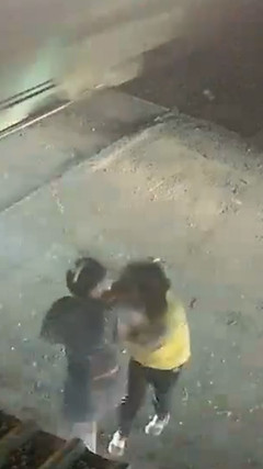 Không mở gác chắn tàu, nữ nhân viên đường sắt bị đánh túi bụi 