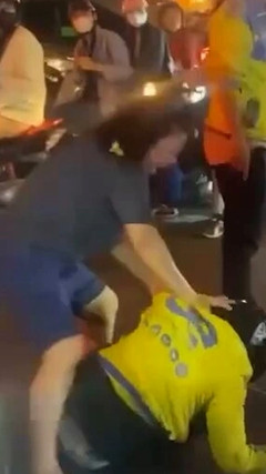 Hai vợ chồng hành hung dã man tài xế công nghệ ở TP.HCM bị bắt