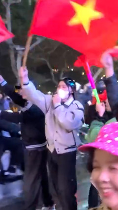 Ăn mừng lần đầu tuyển Việt Nam thắng Thái Lan trên sân nhà sau 27 năm 