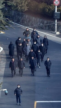 5 giờ ‘cân não’ điều tra viên Hàn Quốc bất lực rời dinh thự Tổng thống