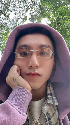 Ảnh check-in uống cà phê bệt ở nhà thờ Đức Bà của Sơn Tùng M-TP gây sốt