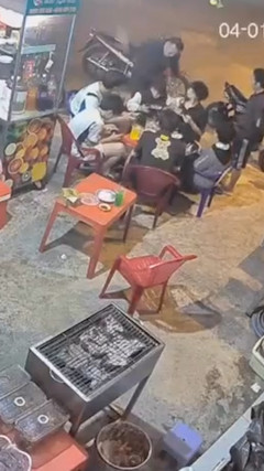 Phẫn nộ cảnh người đàn ông đánh tới tấp bé trai lớp 7 giữa đường