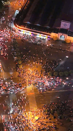 Biển người ăn mừng chiến thắng của đội tuyển Việt Nam, phủ kín phố phường TP.HCM