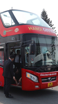 Xe buýt 2 tầng xuất hiện tại sân bay Nội Bài đón đội tuyển Việt Nam về nước