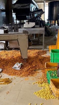 Rùng mình xưởng bim bim ở Hà Nội, xác chuột bốc mùi hôi thối tại khu sản xuất