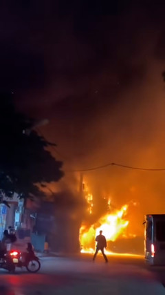 Cháy lớn ở đường Hồ Tùng Mậu, khói bốc cao hàng chục mét