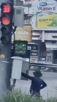 Xác minh clip người đàn ông mặc đồ kín mít điều khiển đèn giao thông