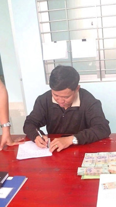 Nhặt được 400 triệu đồng, nam sinh viên báo công an tìm người đánh rơi