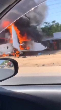 Khoảnh khắc máy bay bốc cháy khi lao xuống tòa nhà ở Kenya