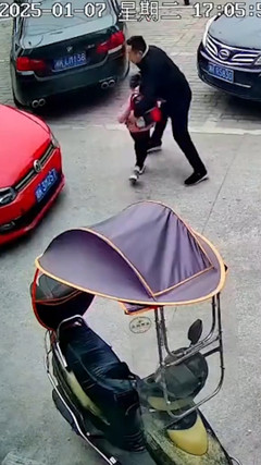 Thót tim người đàn ông nhanh tay cứu bé gái sang đường bất cẩn