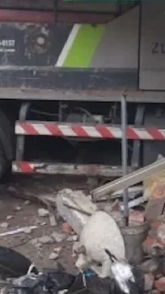 Xe tải chở lá dong lao vào cửa hàng tạp hóa, 6 người tử vong