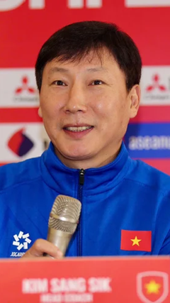 HLV Kim Sang-sik: 'Tôi đi taxi, uống cà phê đều được người hâm mộ miễn phí'