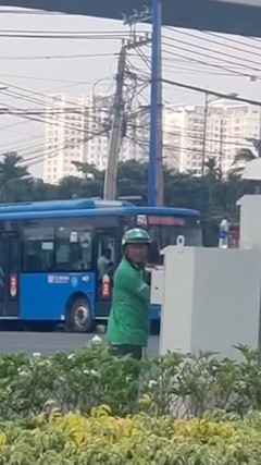 Làm rõ việc người mặc áo Grab điều chỉnh đèn tín hiệu giao thông ở TP.HCM