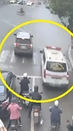 Công an TP.HCM: Phạt người vượt đèn đỏ, leo lề nhường đường xe cứu thương là sai