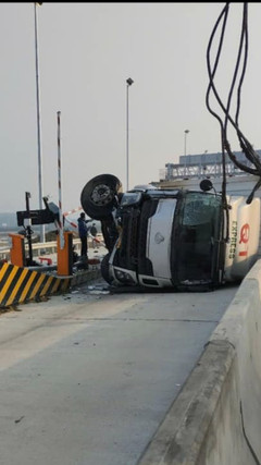 Container đâm sập trạm thu phí cao tốc Diễn Châu - Bãi Vọt