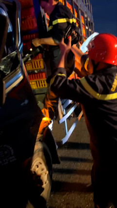 Cảnh sát phá cửa giải cứu tài xế mắc kẹt trong cabin xe tải