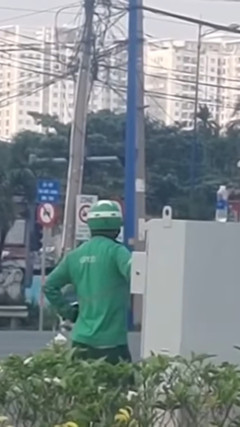 Vì sao tài xế GrabBike tự ý chỉnh đèn giao thông?