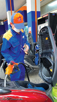 Giá xăng lần đầu 'hạ nhiệt' trong năm 2025