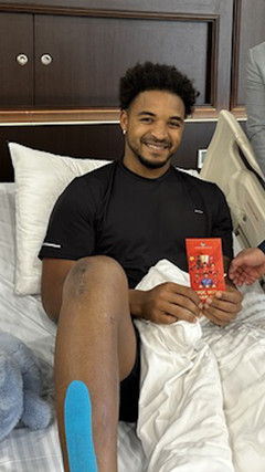 Tiền đạo Xuân Son xuất viện về nhà đón Tết cùng gia đình