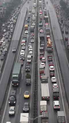 Tuyến đường huyết mạch Hà Nội ùn tắc từ trên cao xuống dưới thấp