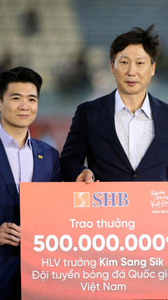 HLV Kim Sang-sik nhận món quà đặc biệt trên SVĐ Hàng Đẫy 