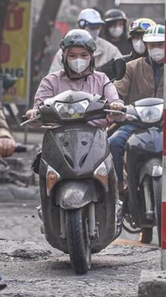 Lỗi đỗ xe máy trên vỉa hè bị xử phạt thế nào?