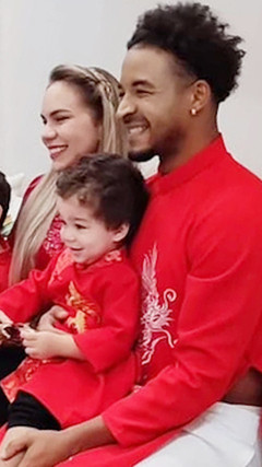 Xuân Son cùng vợ con diện áo dài đón Tết