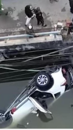 Khoảnh khắc ô tô lao xuống sông làm 7 người chết ở Nam Định