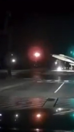 Giây phút kinh hoàng trực thăng va chạm máy bay làm 67 người chết ở Mỹ