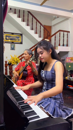 Cháu gái cùng bà nội U70 vừa đàn vừa hát gây sốt mạng xã hội