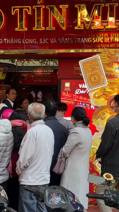 Giá vàng phá 'đỉnh', khách vẫn đổ xô mua vàng trước ngày vía thần Tài 