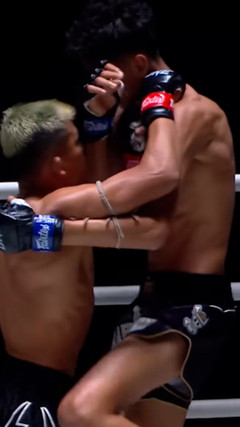'Thần cước' Muay Thái hạ knock-out nhà vô địch thế giới ngay trong hiệp đầu tiên