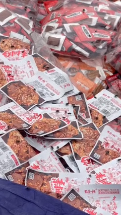 Ruồi nhặng bâu đầy trên núi bánh kẹo 'lạ' bị vứt bỏ ngay sau Tết Nguyên đán