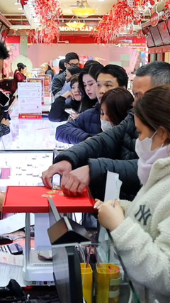 Người dân đổ xô bán vàng sát ngày vía thần Tài
